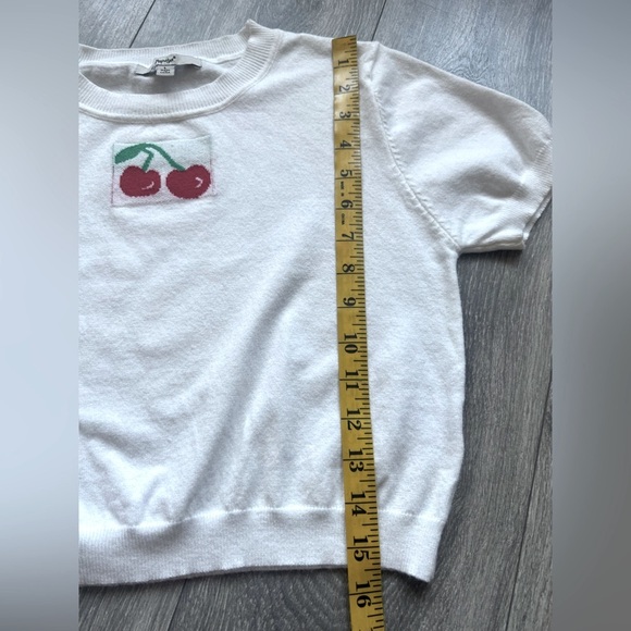 Papaya Cherry Embroidered Short Sleeve Sweater Knit Crop Top in White. Size L - Picture 7 of 7